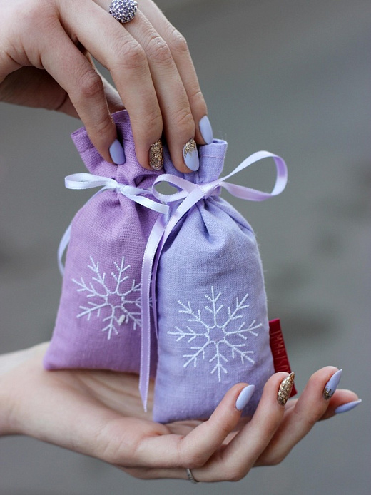 Саше с цветами лаванды ручной работы с вышивкой "Снежинка фиолетовая"