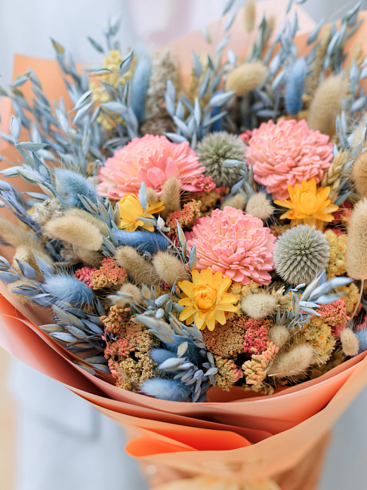 Букет из сухоцветов "Маниока, гелихризум, иммортель и голубой овёс"