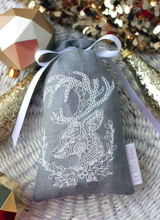 Саше с цветами лаванды ручной работы с вышивкой "Олень новогодний серый"