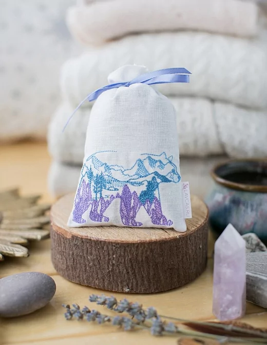 Саше с цветами лаванды ручной работы с вышивкой "Горы-медведь"