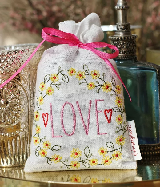 Саше с цветами лаванды ручной работы с вышивкой "Love"
