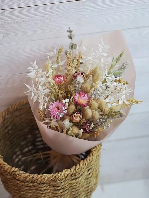 Букет с розочками и серебряной рутой
