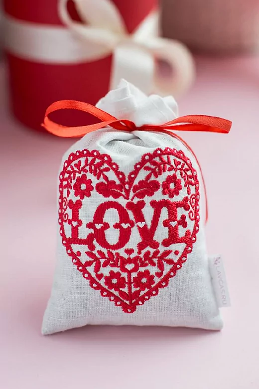 Саше с цветами лаванды ручной работы с вышивкой "Ажурное сердце"