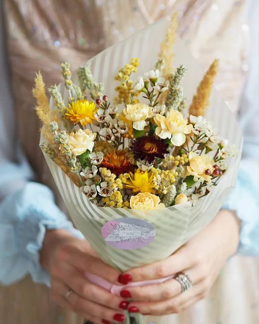 Весенний букет из живых цветов и сухоцветов "Теплый день"