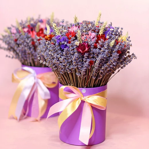 Шляпная коробка с яркой композицией с сухоцветами