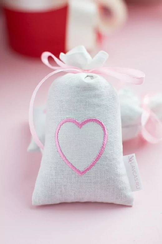 Саше с цветами лаванды ручной работы с вышивкой "Розовое сердце"