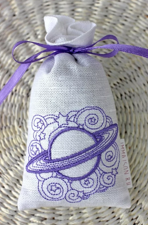 Саше с цветами лаванды ручной работы с вышивкой "Сатурн"