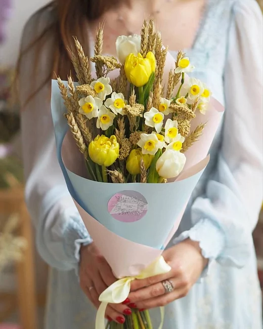 Весенний букет из нарциссов, тюльпанов и сухоцветов