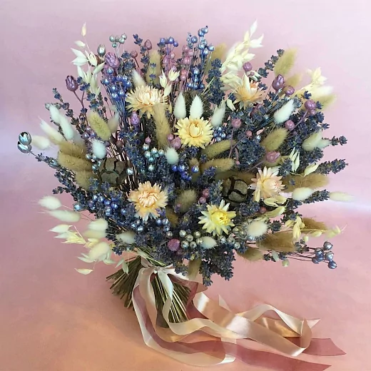 Нежный раскидистый букет с лавандой и сухоцветами в пастельных тонах