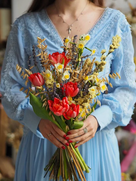 Весенний букет из красных тюльпанов, нарциссов и сухоцветов