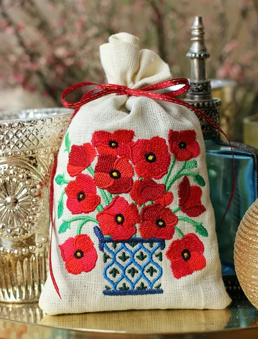 Саше с цветами лаванды ручной работы с вышивкой "Маки большое"