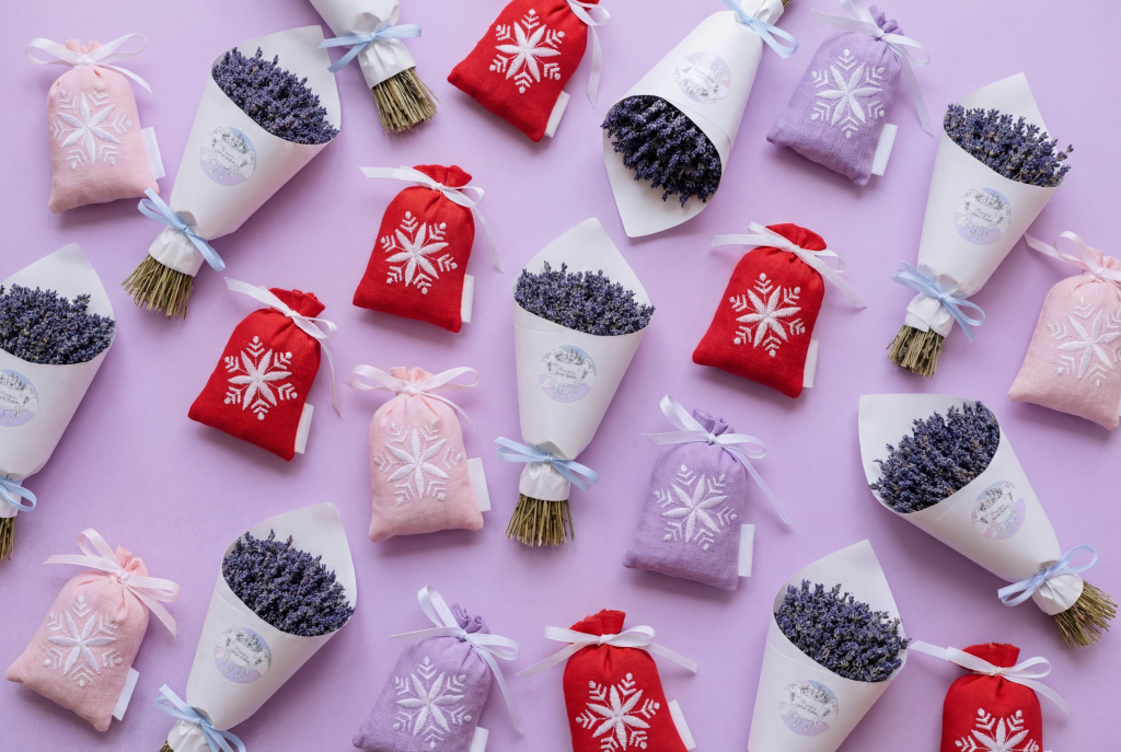 Новогодние подарки: аромасаше и букеты ароматных цветов