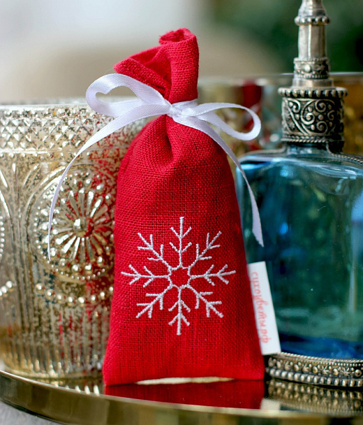 Саше с цветами лаванды ручной работы с вышивкой "Снежинка фиолетовая"