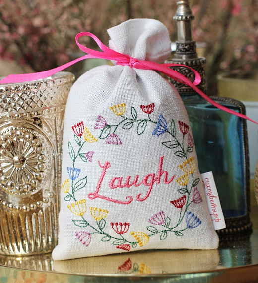 Саше с цветами лаванды ручной работы с вышивкой "Laugh"