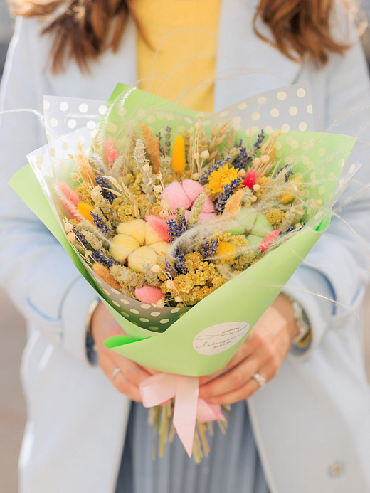 Дофаминовый букет с разноцветным хлопком и воздушным ковылём 