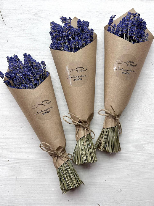 Пучок яркой крымской лаванды в крафтовой бумаге