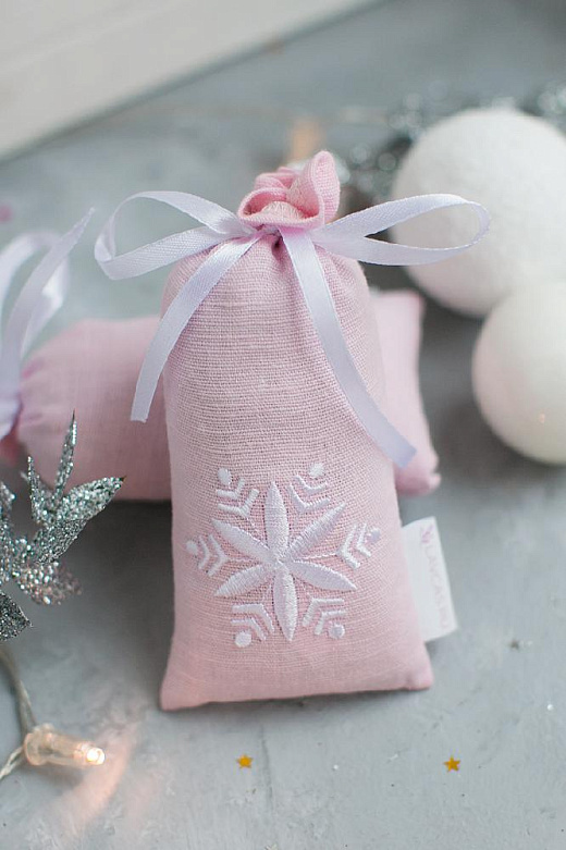 Саше с цветами лаванды ручной работы с вышивкой "Снежинка розовая"