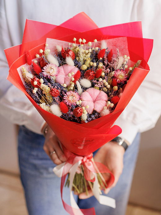 Букет в красной гамме с лавандой и сухоцветами "Страстный"