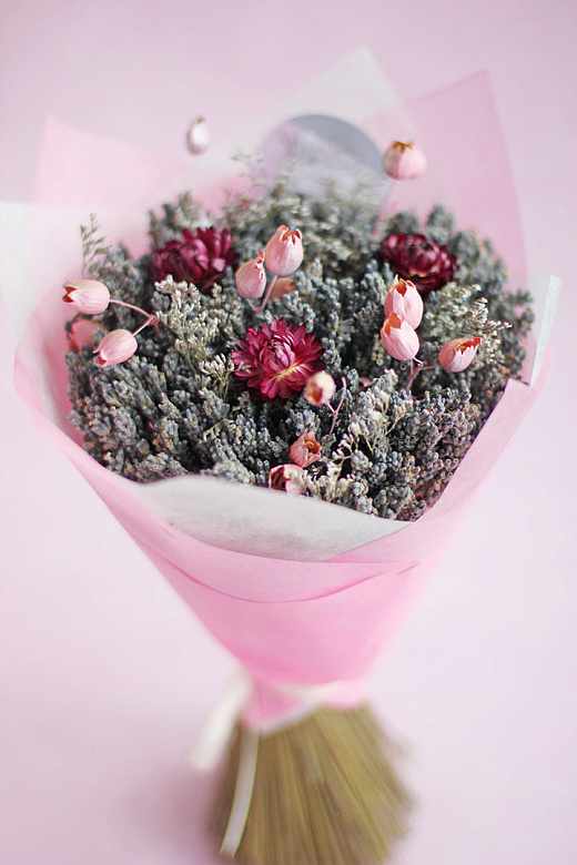 Нежный букет с лавандой и розовыми цветами