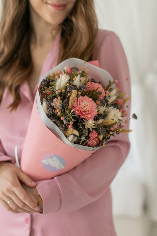 Букет с сухоцветами «Розовая Маниока»