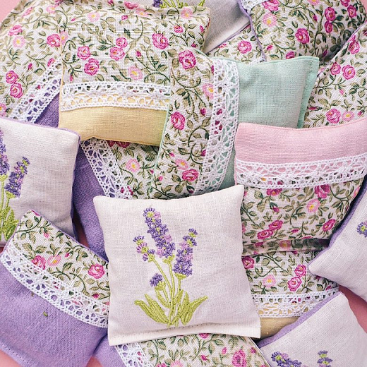Саше-подушка с цветами лаванды ручной работы с вышивкой "Лаванда"