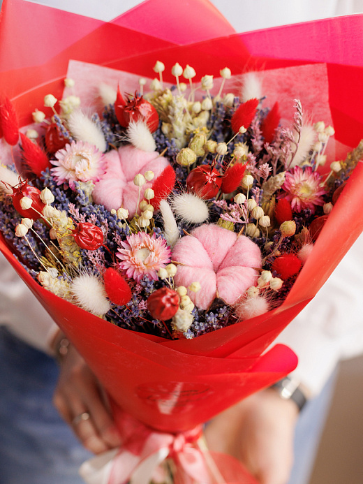 Букет в красной гамме с лавандой и сухоцветами "Страстный"