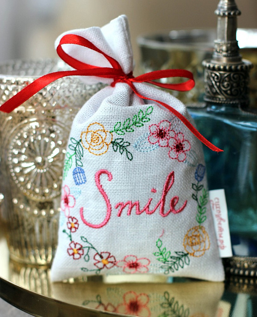 Саше с цветами лаванды ручной работы с вышивкой "Smile"