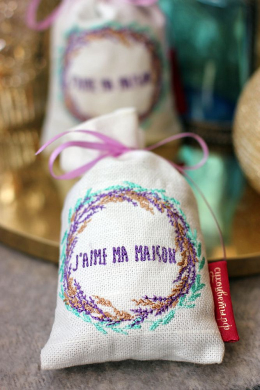 Саше с цветами лаванды ручной работы с вышивкой "J'ime ma maison"