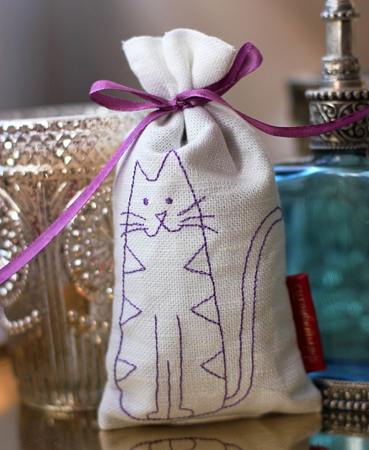 Саше с цветами лаванды ручной работы с вышивкой "Кот"