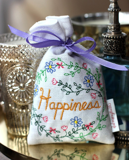 Саше с цветами лаванды ручной работы с вышивкой "Happiness"