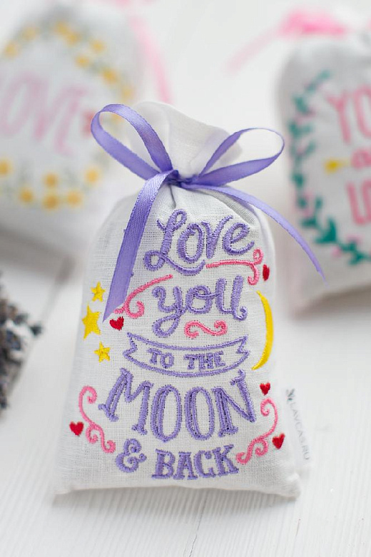 Саше с цветами лаванды ручной работы с вышивкой "Love you to the Moon"