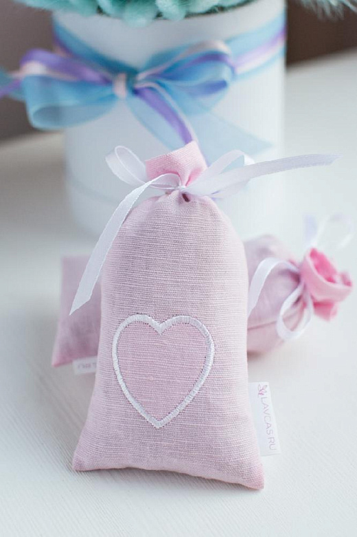 Саше с цветами лаванды ручной работы с вышивкой "Белое сердце на розовом"