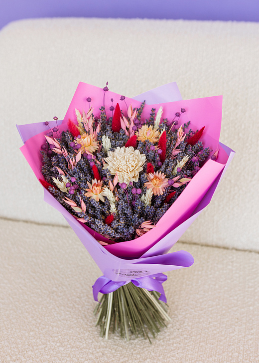 Букет с лавандой и розовыми сухоцветами "Поцелуй"