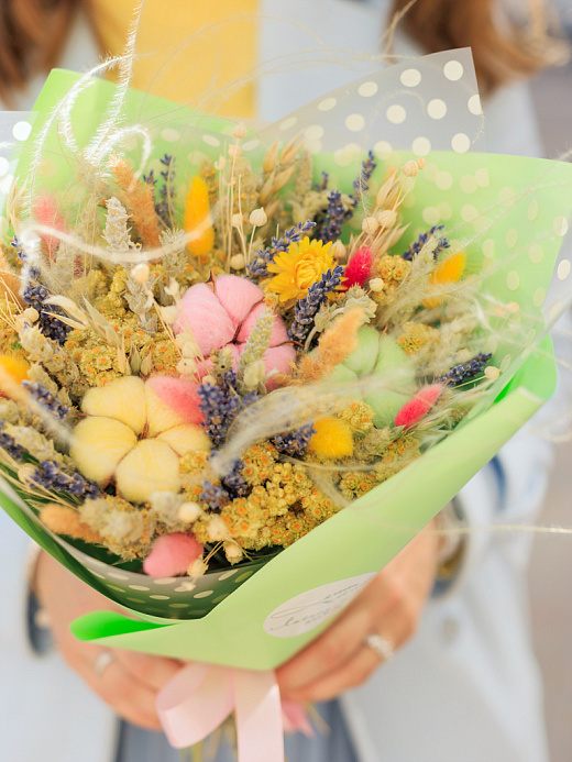 Дофаминовый букет с разноцветным хлопком и воздушным ковылём 